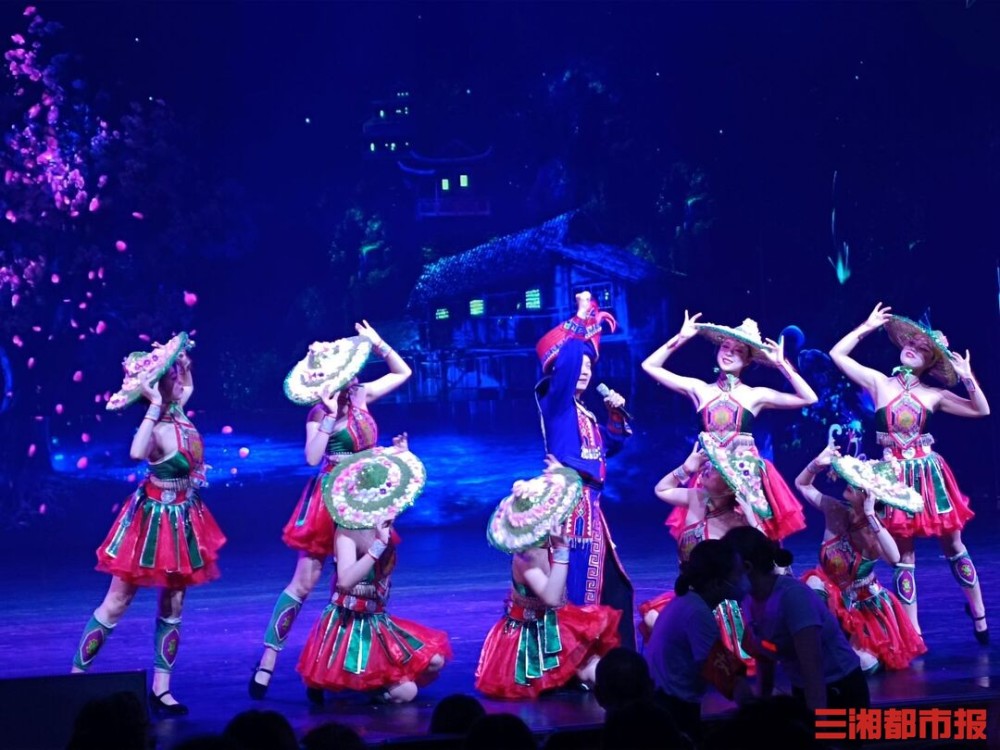 张家界民俗大戏魅力湘西恢复演出