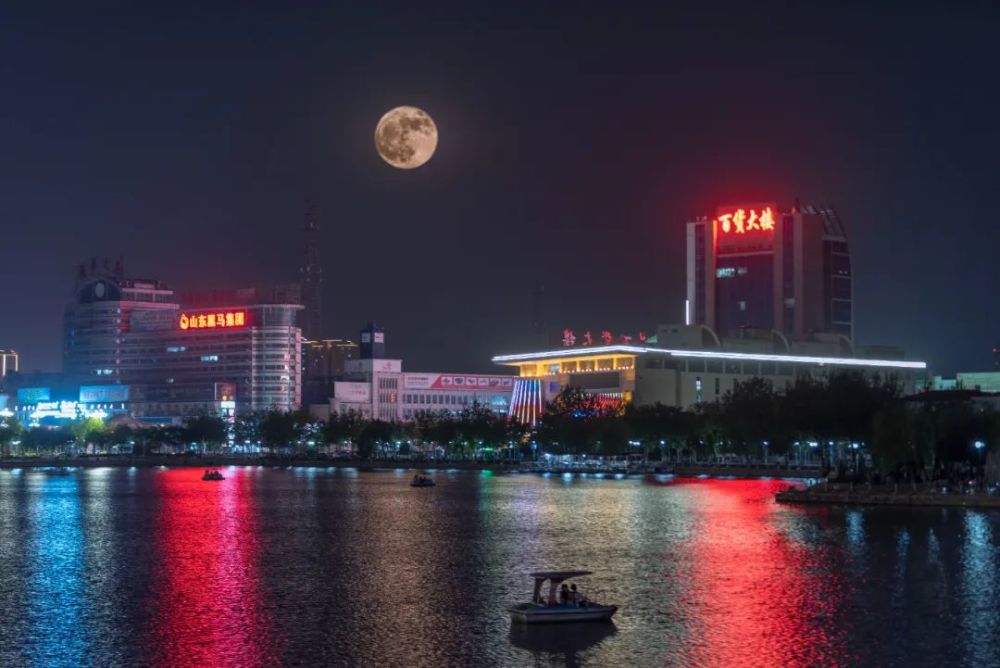 昨晚的德州街头大家纷纷举起手机