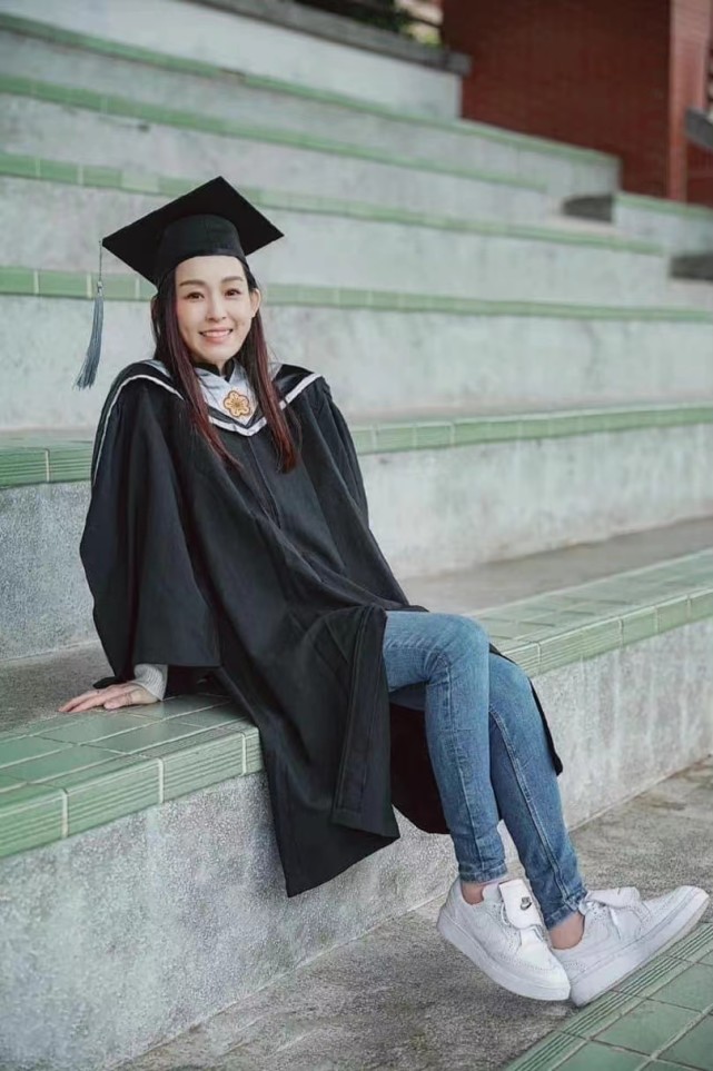 范玮琪硕士毕业获老公献花!父亲是工程师,高颜值弟弟是哈佛学霸