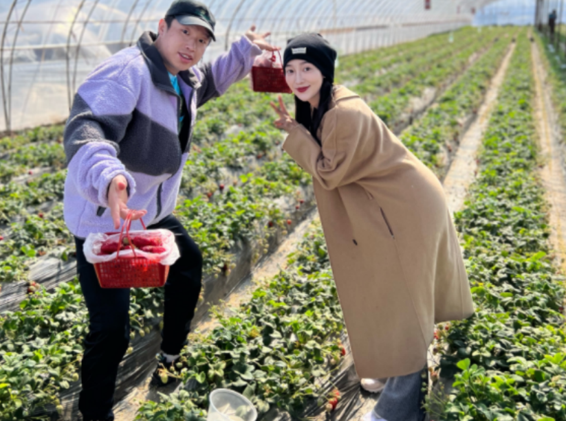 德云社烧饼家中热舞动作浮夸身材显壮实老婆太卖力挤出双下巴