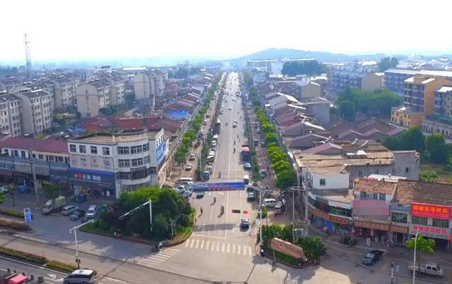 小鎮位於合肥市廬江縣的北部,東鄰白山鎮,南接廬城鎮,西與金牛鎮接壤