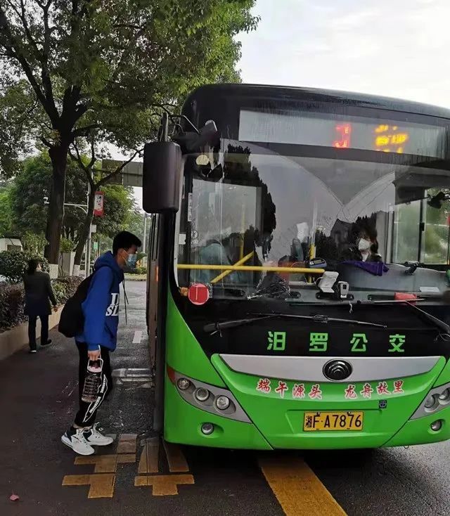 岳阳一女公交司机自讨苦吃3年多孩子们上车就喊妈