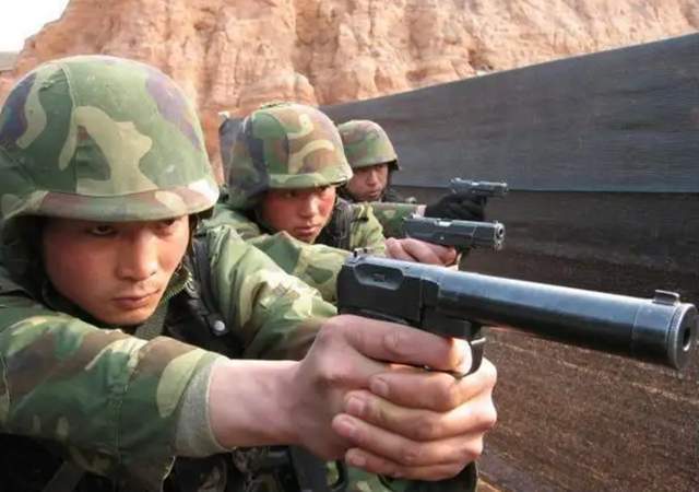 对越自卫反击战期间,我军曾使用的那些主要单兵武器