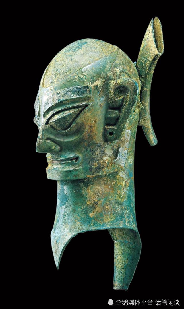 青铜纵目面具▲金面具▲太阳轮▲ 青铜神树▲金树叶▲ 扭头跪坐人像