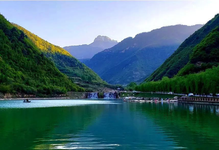 陇南风光冬夏两副面孔这样的官鹅沟你心动吗