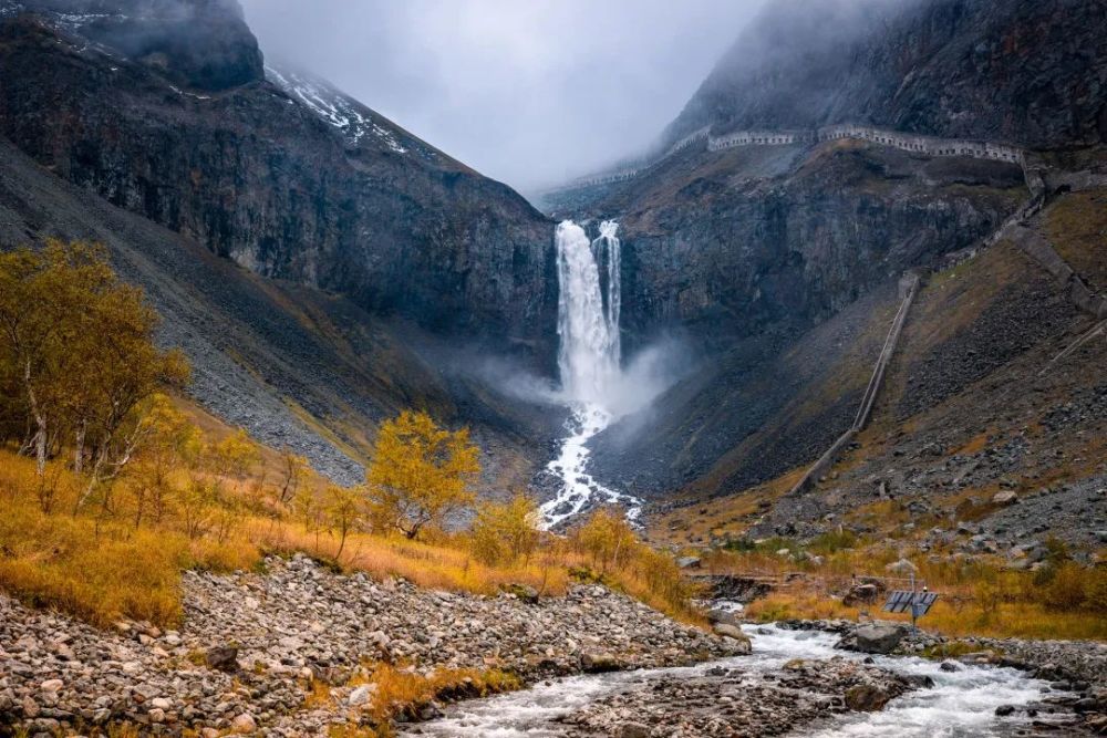积水形成火山口湖,湖水积满后沿着火山锥的陡坡倾泻而下形成瀑布