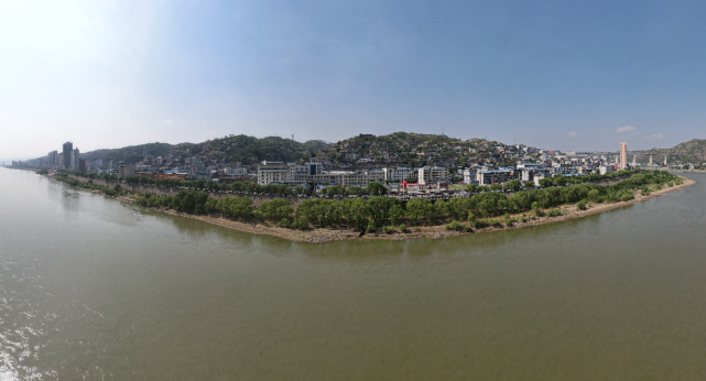 6月8日,位于黄河边上的吴堡县岔上镇川口村一如往日的热闹.