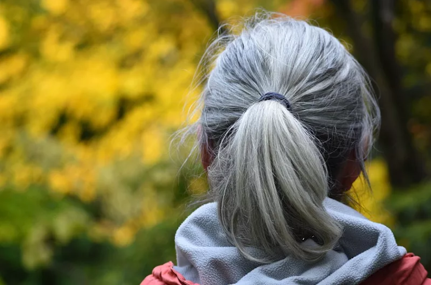 早生华发是早衰?不同位置长白发,中医有不同调理方!_腾讯新闻