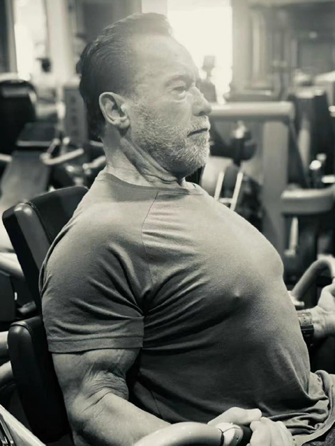 75岁施瓦辛格宝刀未老手臂青筋暴起胸肌硕大胡茬满脸仍健身