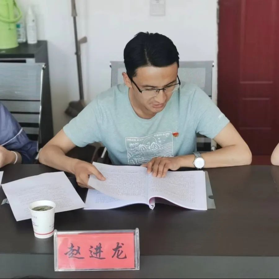 会上,团区委党支部书记赵进龙同志代表党支部班子作
