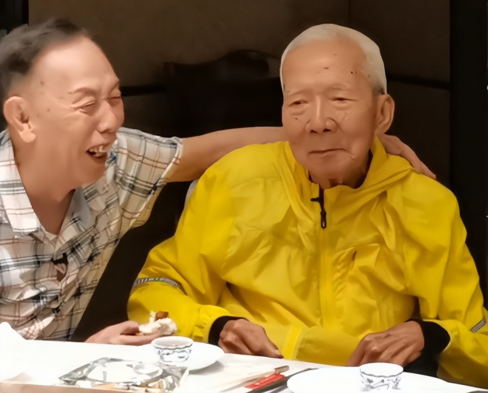 85岁黄俊英精神好,87岁杨达坐轮椅行动不便_腾讯新闻