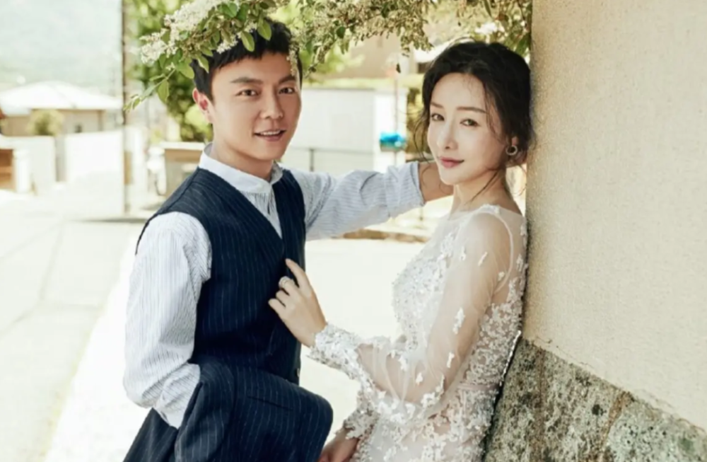 一家三口的生活很低调,只有何彦霓偶尔晒一晒合照,温馨又快乐.