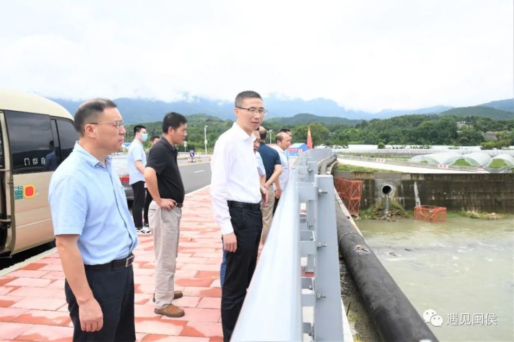 闽侯县委书记赵明正带领县直有关部门负责人到鸿尾乡开展"河长日"巡河