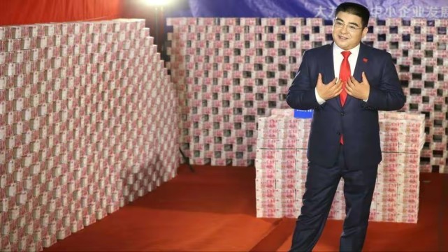 消失的陈光标:饱受争议不忘慈善,承诺裸捐,两儿子考入世界名校