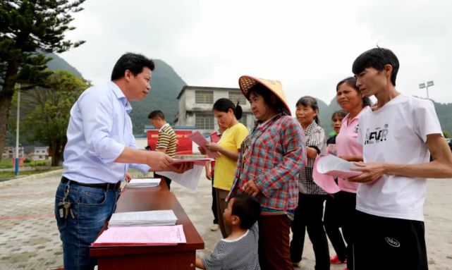 桔祥昻生态农业有限公司总经理韦智华(右三)在为果农讲解金桔种植技术