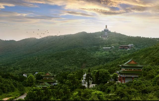 登上仙岳山,俯瞰瓷城醴陵,全城风光尽收眼底,有一览众山小的意境.