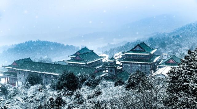 登上仙岳山,俯瞰瓷城醴陵,全城风光尽收眼底,有一览众山小的意境.