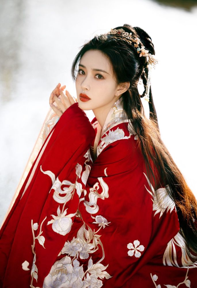 孟子义大红云纹汉服仙气飘飘写真