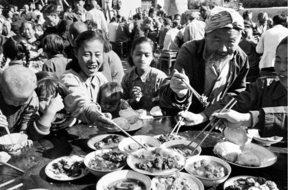 吃饭不限量,吃菜不重样……在那个"火红"的年代,人民公社大食堂,一度