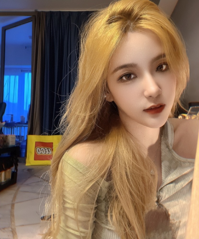 rita金发碧眼太美不愧是lpl最美女解说张导当年勇敢点就好了