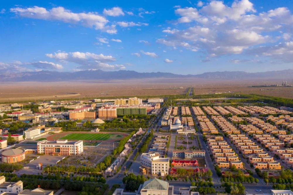进入六月以来,塞上明珠酒泉市阿克塞县城在蓝天白云,绿树鲜花的装扮下