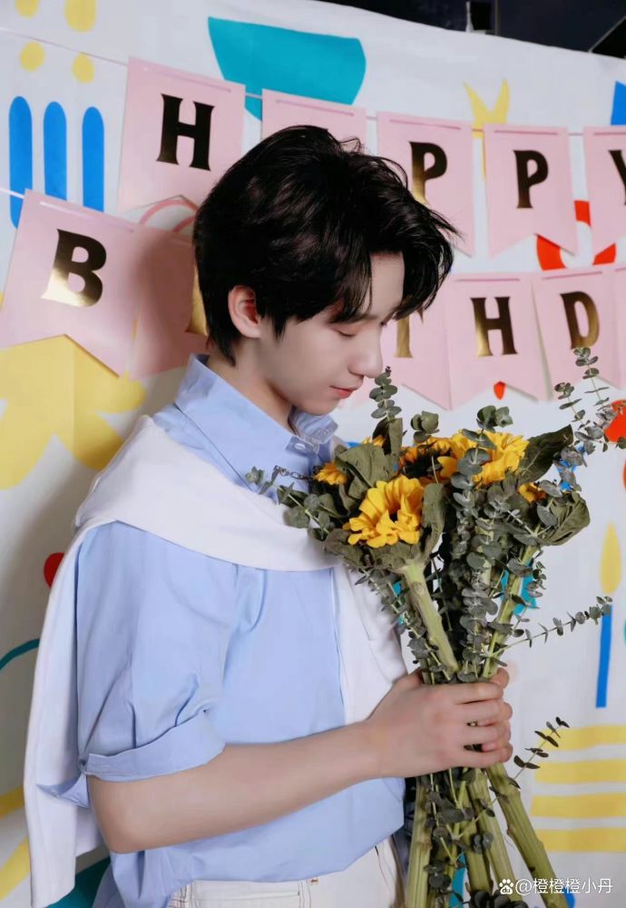 再一次祝我们小贺老师生日快乐~成年人贺峻霖的故事正式开始,希望十八