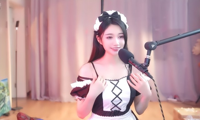 坏空空百万粉丝大回馈,先穿衬衣再换女仆装,超管赶来火速封禁!