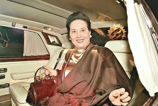 蓝琼缨也算是血脉正统的显赫家族,其背景相当的强大