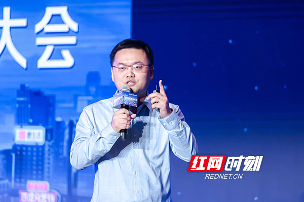 诸葛定位咨询创始人&ceo刘亮现场作《精准的战略定位——让品牌营销更