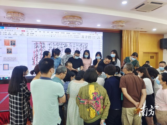 馆副馆长章荣玲带领培训班学员实地参观和学习所在博物馆的在展展览和