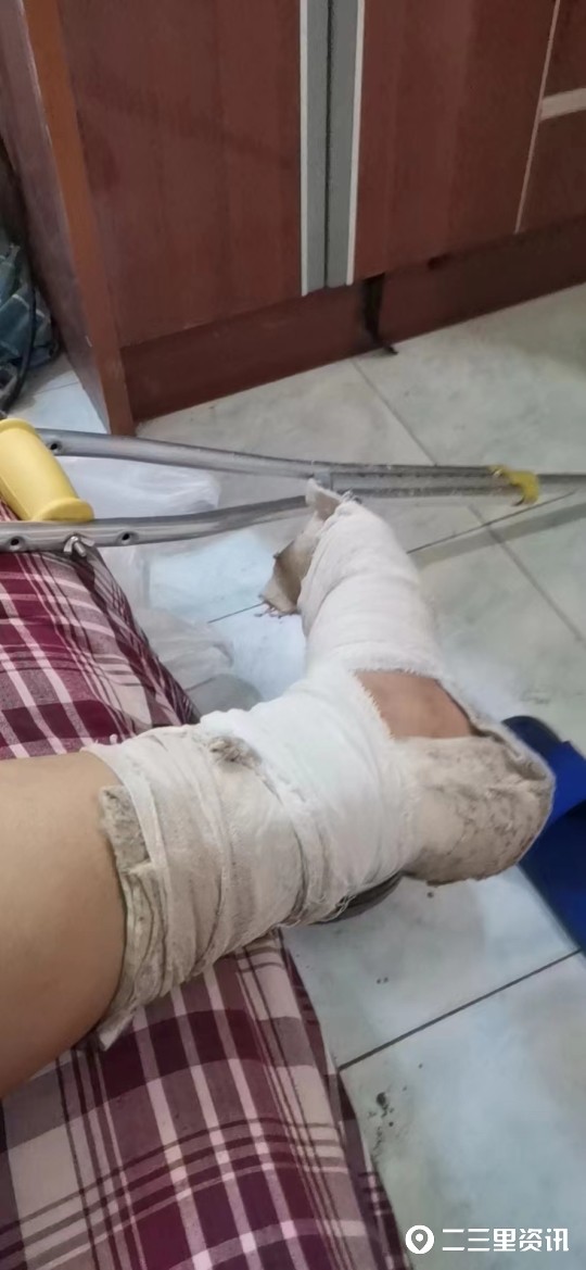 上班时左脚脚趾不慎被气瓶砸骨折,这责任谁来承担?