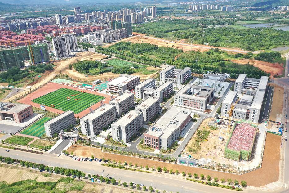 今年9月,铜陵中学新高一将在新校区招生,招生900人,其中自主招50人艺