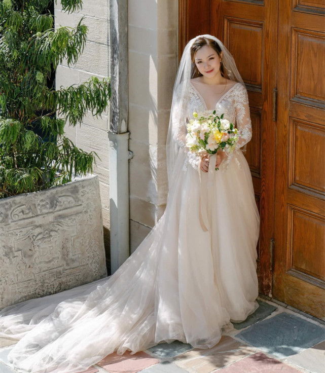 49岁知名歌手罗百吉荣升岳父28岁大女儿美国结婚新郎帅气十足