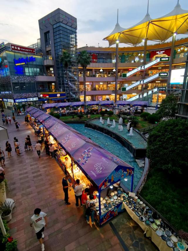 百联西郊购物中心今起暂停营业,进行为期一年的闭店改造