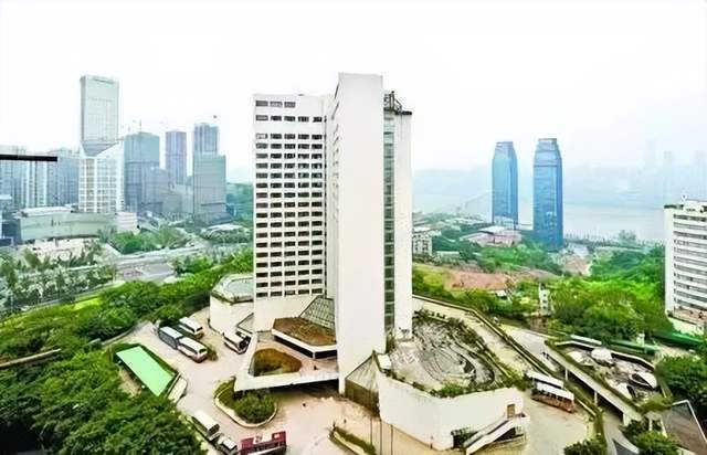 因为它不仅是重庆第一个四星级酒店,还是当时世界500强高管进入重庆的