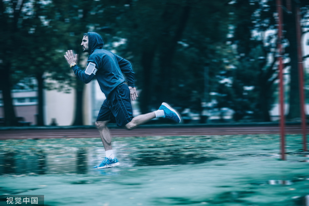 雨中奔跑男人图片