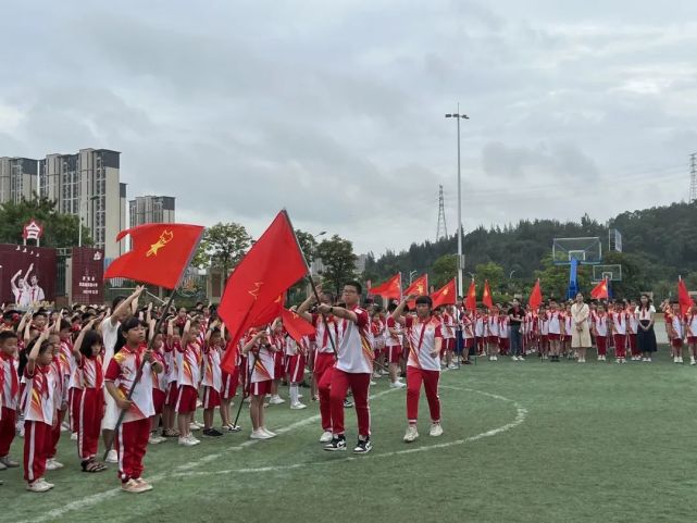 惠安縣鳳凰城實驗小學5月27日,惠安縣惠東實驗小學舉行少先隊入隊儀式