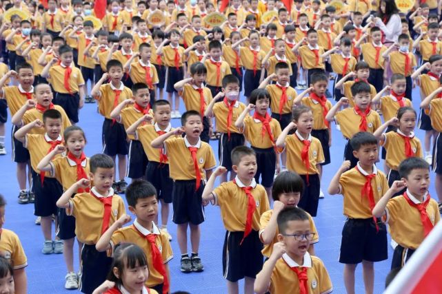 6月1日,惠安县螺城中心小学举行少先队入队仪式,新发展少先队员180名.