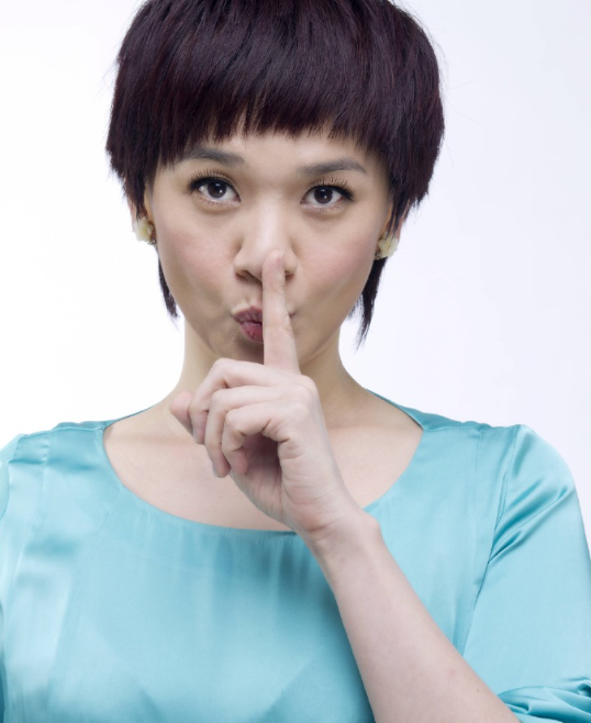 50岁柯以敏丧夫四年低调再婚,与二婚丈夫结婚照曝光,甚是般配_腾讯