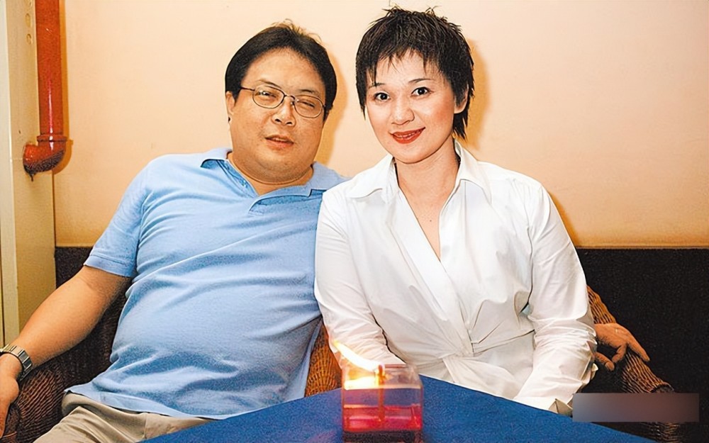 据悉,柯以敏在1999年与经纪人黄国辅在马来西亚注册结婚,两人婚后育有