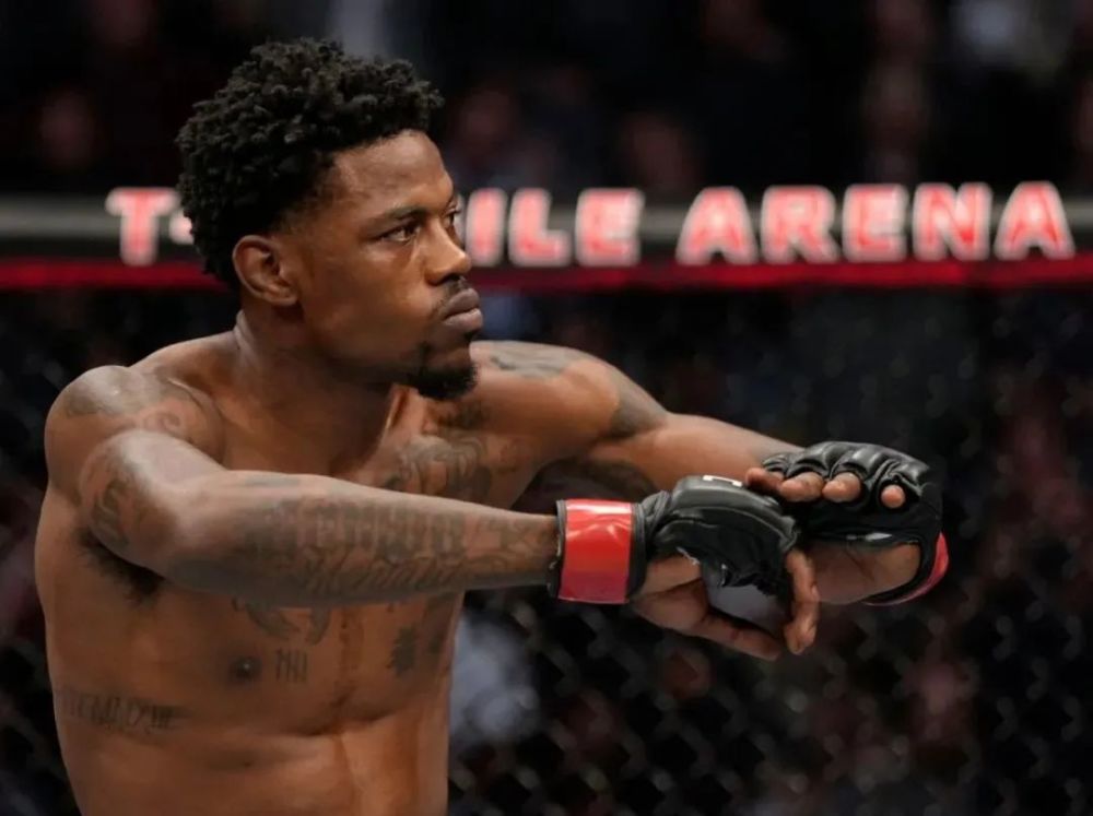 2015年,霍兰德开始职业mma生涯,并活跃于各大赛场,打出不俗的战绩.