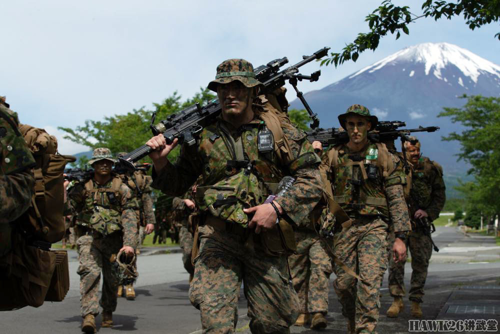 驻日美军shinka演习日本陆自指挥官挥舞大枪激励官兵士气