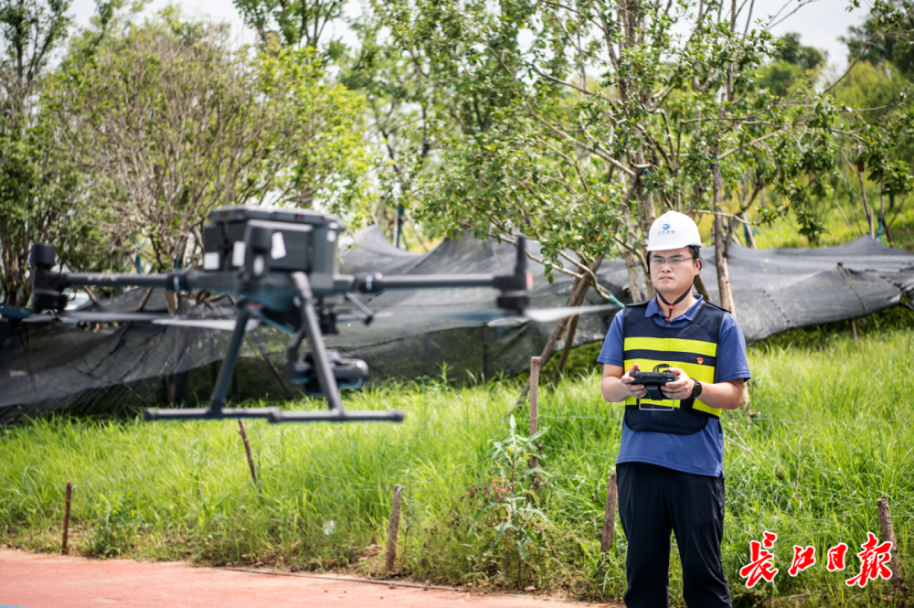 潘鹏飞测量六百多项工程零差错