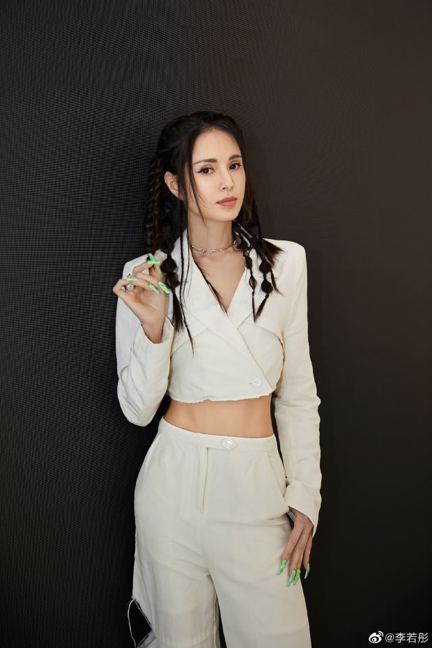李若彤全新造型大片释出!短款西装搭配破洞牛仔裤 满头小辫十分酷炫