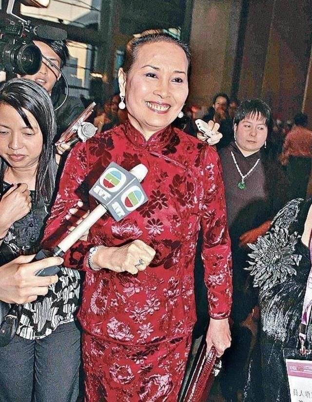 据悉,去年赌王去世后,蓝琼缨便彻底消失在大众视野中