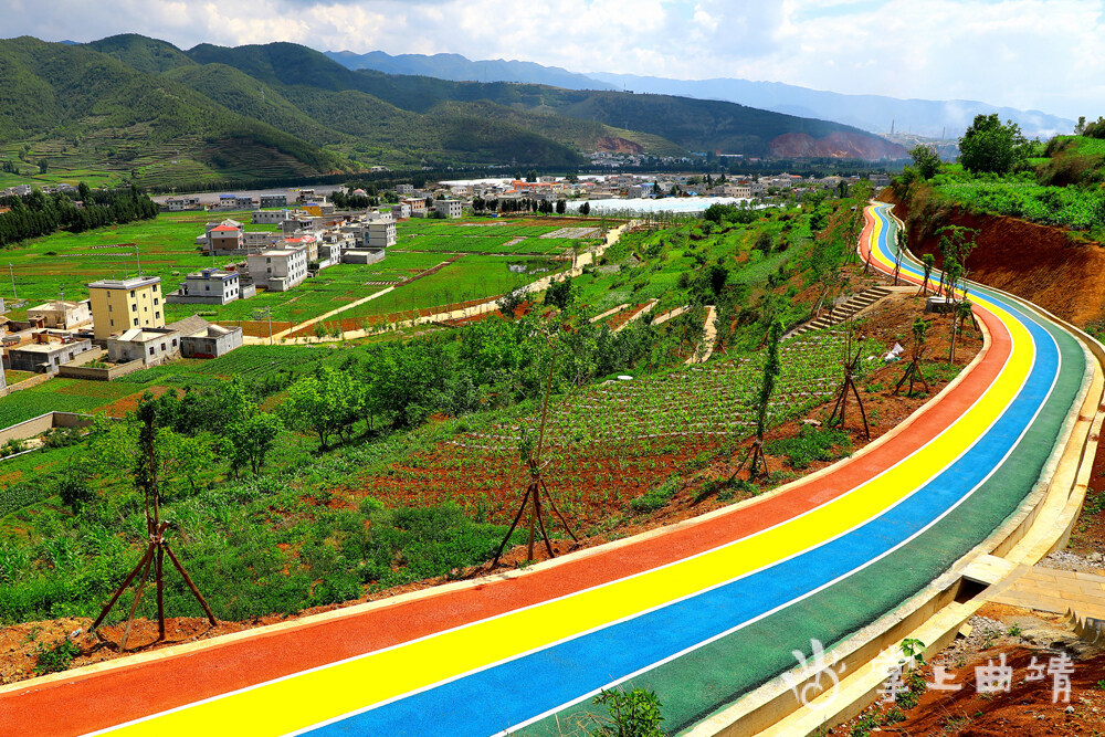 会泽扯戛社区彩虹道成为网红打卡地