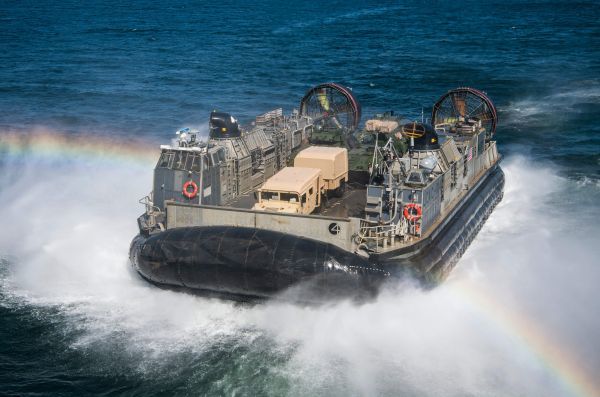 美媒:美海军开始装备新一代气垫登陆艇 可运输70吨重坦克