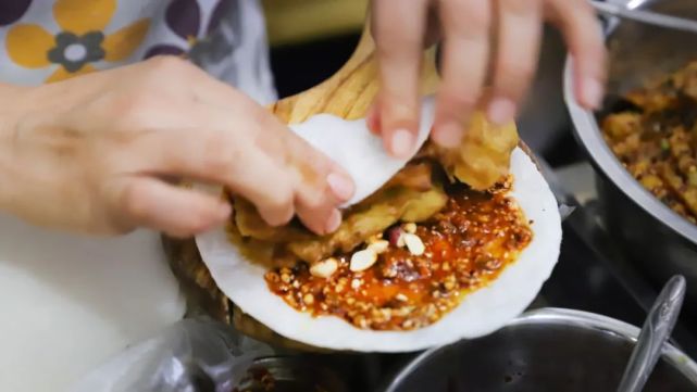 酱粑粑:炭火之上,酱料之间,裹进千言万语
