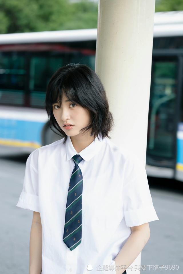 沈月最新校服造型,少年感与少女感并存丝毫不违和,太好看了吧!