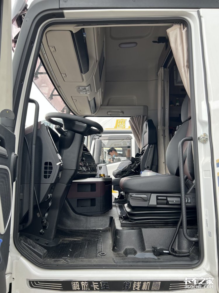 大卧铺厨房卫浴样样齐全,解放鹰途生活舱牵引车给你一个移动的家_腾讯